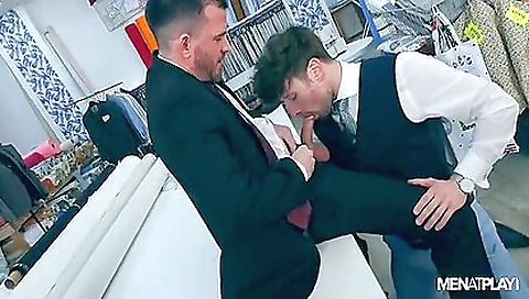 Sexy dark brown fuck in the kitchen